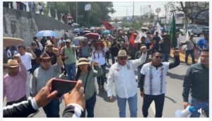 Con una marcha, profesores concluyen 25 días de paro en Oaxaca