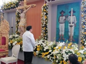 Monseñor Luis Alfonso Tut Tun, se encomienda a los Mártires de Cajonos, minutos antes de la Misa Solemne en el Auditorio Guelaguetza